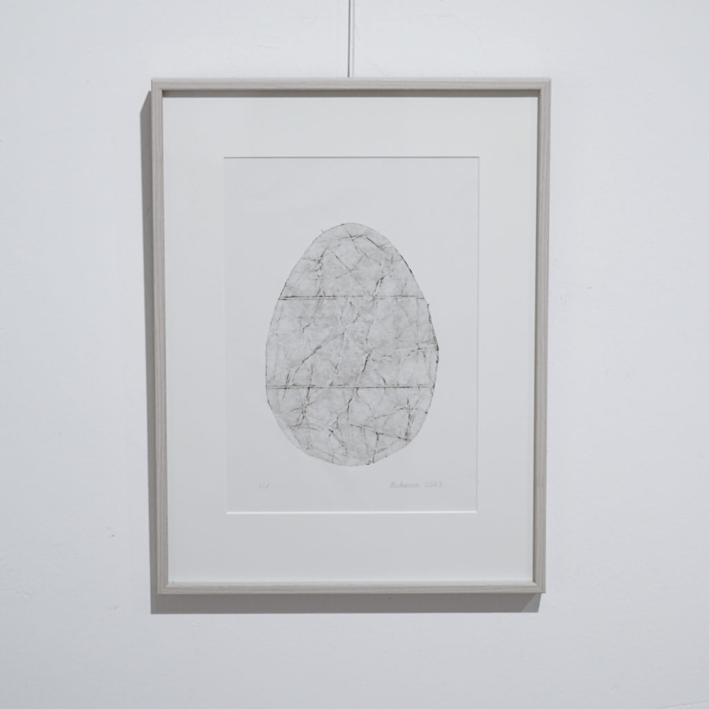 : Helene Beckmann, »Das Ei«, Kaltnadelradierung (mit Tetrapak), 40 x 30 cm, 2023