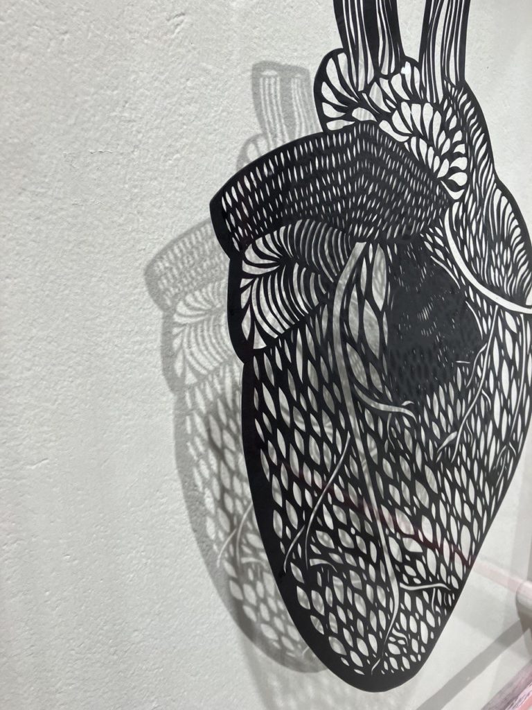 Christin Waterstrat: Herz I (aus der Serie »Schatten«), 2023, Scherenschnitt / Installation; Papier, Glas, Licht; ca. 83 × 67 cm